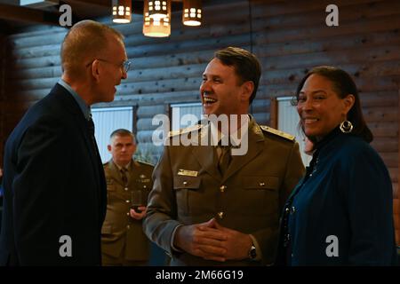 Generalleutnant Senad Mašović (Zentrum), Chef der Verteidigung, Streitkräfte von Bosnien und Herzegowina, spricht mit den USA Generalleutnant Der Armee (Ret.) Linda Singh und Command Sgt. Major (Ret.) Thomas Beyard, während eines Empfangs des State Partnership Program im Camp Fretterd Military Reservation in Reisterstown, Maryland, 7. April 2022. Bosnien und Herzegowina ist seit 2003 im Rahmen des Staatspartnerschaftsprogramms eines der Partnerländer von Maryland. Stockfoto