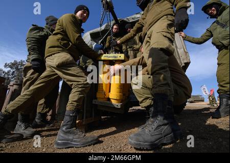 (230102) -- GOLAN HEIGHTS, 2. Januar 2023 (Xinhua) -- israelische Soldaten transportieren Munition von einem Fahrzeug an einer Position in den israelisch besetzten Golanhöhen, am 2. Januar 2023. Israel startete am Montag einen Raketenangriff auf den internationalen Flughafen Damaskus, bei dem zwei Soldaten getötet wurden. (Ayal Margolin/JINI über Xinhua) Stockfoto