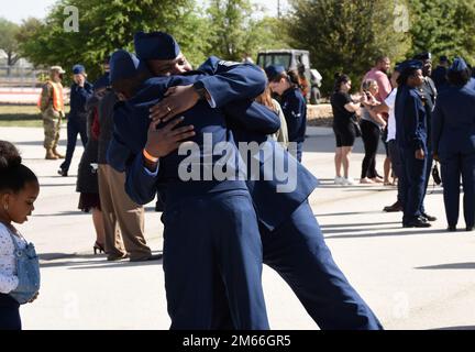 Mehr als 600 Airmen und Wächter, die der 321. Trainingsschwadron zugeteilt wurden, absolvierten am 7. April 2022 das Basic Military Training auf der Joint Base San Antonio-Lackland, Texas. Colonel Todd Dyer, 99. Kommandant der Luftwaffe, und Chief Master Sgt. Trey Morgan III, 99. Kommandoleiter der Luftwaffe, besprachen die Zeremonie. Stockfoto