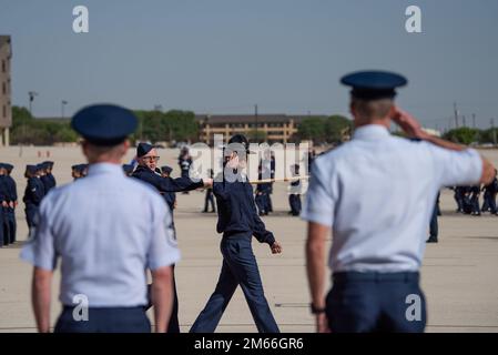 Mehr als 600 Airmen und Wächter, die der 321. Trainingsschwadron zugeteilt wurden, absolvierten am 7. April 2022 das Basic Military Training auf der Joint Base San Antonio-Lackland, Texas. Colonel Todd Dyer, 99. Kommandant der Luftwaffe, und Chief Master Sgt. Trey Morgan III, 99. Kommandoleiter der Luftwaffe, besprachen die Zeremonie. Stockfoto