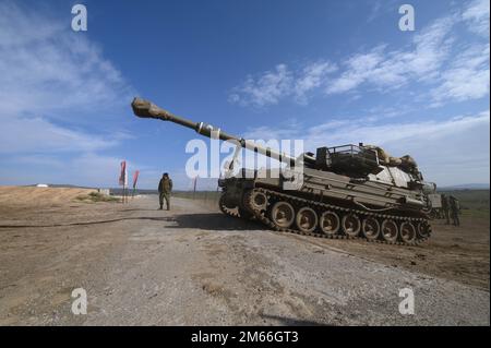 (230102) -- GOLANHÖHEN, 2. Januar 2023 (Xinhua) -- israelische Soldaten stehen in der Nähe eines selbstfahrenden M109 155mm-m-Howitzers in den israelisch besetzten Golanhöhen in der Nähe der syrischen Grenze, am 2. Januar 2023. Israel startete am Montag einen Raketenangriff auf den internationalen Flughafen Damaskus, bei dem zwei Soldaten getötet wurden. (Ayal Margolin/JINI über Xinhua) Stockfoto