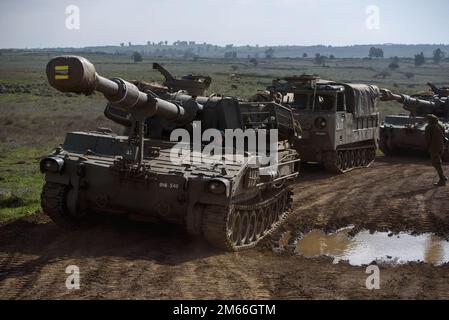 (230102) -- GOLANHÖHEN, 2. Januar 2023 (Xinhua) -- ein israelischer Soldat wird auf einem selbstfahrenden M109 155mm-m-Howitzer in den israelisch besetzten Golanhöhen nahe der syrischen Grenze gesehen, am 2. Januar 2023. Israel startete am Montag einen Raketenangriff auf den internationalen Flughafen Damaskus, bei dem zwei Soldaten getötet wurden. (Ayal Margolin/JINI über Xinhua) Stockfoto