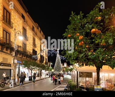 Corso Italia, Sorrento, ist eine Küstenstadt im Südwesten Italiens mit Blick auf die Bucht von Neapel auf der Halbinsel Sorrentine Stockfoto