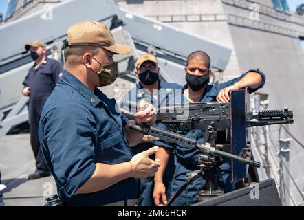 220407-N-JX182-1014 SEELEUTE DER PHILIPPINEN SEE (6. April 2022) erhalten an Bord des Kampfschiffs USS Jackson (LCS 6) der Independence-Variant littoral eine Schulung zur Einarbeitung in Waffen mit einem M240-Maschinengewehr. Jackson, Teil der Destroyer Squadron (DESRON) 7, befindet sich im Rotationseinsatz und ist im US-amerikanischen 7.-Flottenbereich tätig, um die Interoperabilität mit Partnern zu verbessern und als einsatzbereite Eingreiftruppe zur Unterstützung einer freien und offenen Region Indo-Pacific zu dienen. Stockfoto