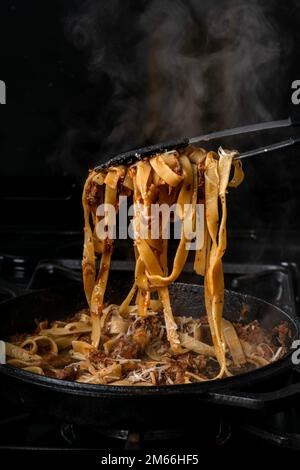 Tagliatelle Past und Ragu Stockfoto