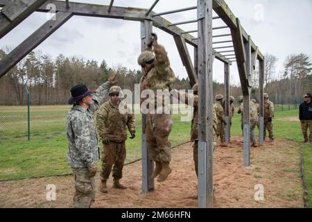 USA Soldaten mit der 1. Luftkavallerie-Brigade führen am Oberdachstetten Training Area, Ansbach, Deutschland, am 07. April 2022 einen Sturmflug durch Stockfoto