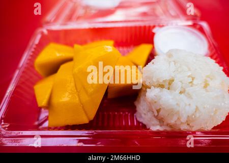 Mango klebriger Reis, ein Foto von frischer Mango und klebrigem Reis auf dem Markttisch. Mango Sticky Reis ist ein traditionelles südostasiatisches und südasiatisches Dessert Stockfoto