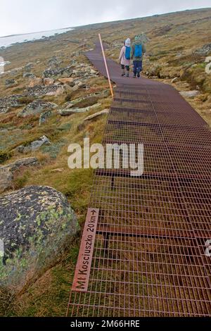 Wanderer auf dem Weg zum Berg Kosciuszko Stockfoto