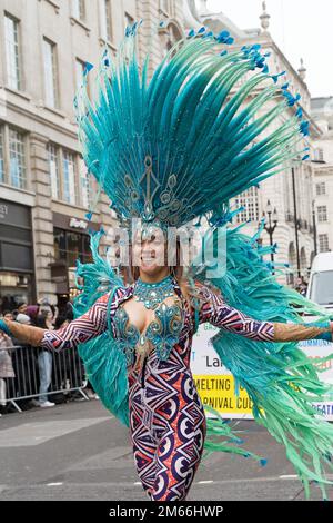 Silvester-Parade in London, eine Frau in einem Karnevalskostüm, die Spaß hat Stockfoto