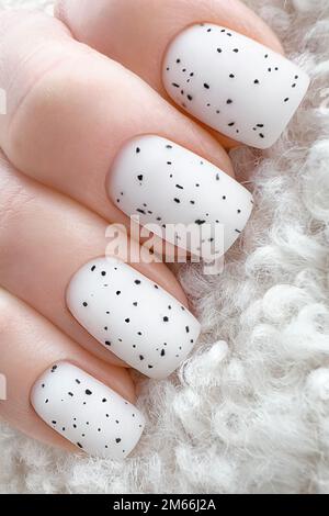 Snow White Maniküre auf weibliche Hände. Winter Nail Design. Stockfoto