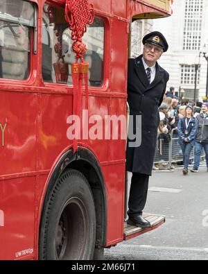 London Silvester-Parade, roter routemaster-Bus mit einem Schaffner am Hintereingang Stockfoto