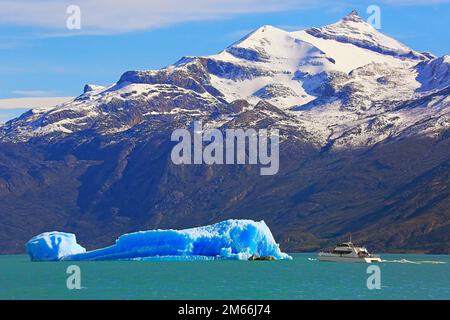 Argentinischer See, schneebedeckte Berge und Eisberge, Landschaft Patagoniens, Argentinien, Südamerika Stockfoto