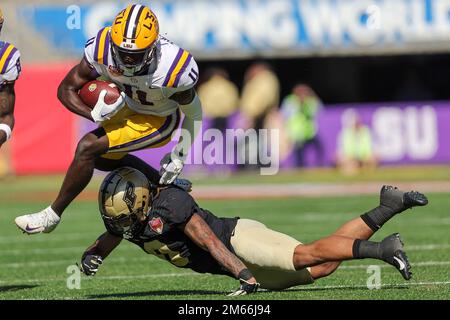 Orlando, Florida, USA. 2. Januar 2023: LSU Tigers Wide Receiver BRIAN THOMAS JR. (11) springt beim NCAA Cheez-IT Citrus Bowl-Spiel 2023 zwischen den LSU Fighting Tigers und den Purdue Boilermakers im Camping World Stadium in Orlando, Florida, am 2. Januar 2023 über einen Verteidiger. (Kreditbild: © Cory Knowlton/ZUMA Press Wire) Kredit: ZUMA Press, Inc./Alamy Live News Stockfoto