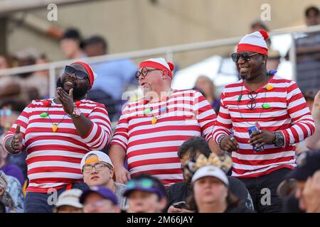 Orlando, Florida, USA. 2. Januar 2023: Fans der Citrus Bowl jubeln am 2. Januar 2023 beim NCAA Cheez-IT Citrus Bowl-Spiel 2023 zwischen der LSU Fighting Tigers und den Purdue Boilermakers im Camping World Stadium in Orlando, FL, an. (Kreditbild: © Cory Knowlton/ZUMA Press Wire) Kredit: ZUMA Press, Inc./Alamy Live News Stockfoto