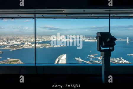 Yokohama, Japan - 12.09.2022 Uhr: Blick auf die Bucht von Yokohama vom Observatorium des Yokohama Landmark Tower an einem schönen sonnigen Wintertag Stockfoto