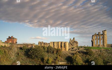 Das historische Tynemouth Priory and Castle in Tynemouth, England, aus der Vogelperspektive Stockfoto