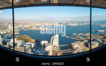 Yokohama, Japan - 12.09.2022 Uhr: Blick auf die Bucht von Yokohama vom Observatorium des Yokohama Landmark Tower an einem schönen sonnigen Wintertag Stockfoto