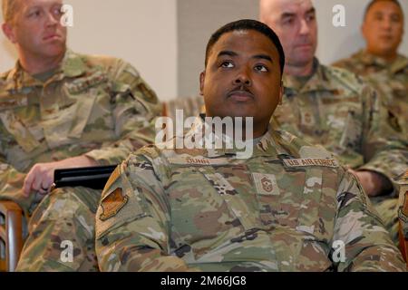 Chief Master Sergeant Jerry Dunn, 374. Airlift Wing Kommandochef, Yokota Air Base, Japan, hört eine Besprechung während einer Spring Commanders, Command Chiefs and Ehegatten Konferenz auf der Joint Base Pearl Harbor-Hickam, Hawaii, 7. April 2022. Die Pacific Air Forces haben die Hauptaufgabe, die nationale Verteidigungsstrategie umzusetzen und die Ziele des US-Kommandos Indo-Pacific (USINDOPACOM) zu unterstützen, indem sie agiler, widerstandsfähiger, tödlich und revolutionär werden. Stockfoto