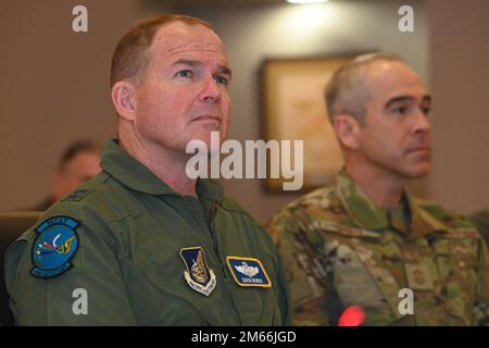 USA General David B. Burgy, Air National Guard Assistant des Commander of Pacific Air Forces, hört während einer Frühjahrskonferenz der Kommandokommandanten, Kommandochefs und Ehepartner auf der Joint Base Pearl Harbor-Hickam, Hawaii, am 7. April 2022 ein Briefing. Die dreitägige Konferenz bot den Führungsteams und ihren Ehegatten die Gelegenheit, an Diskussionen teilzunehmen und Ideen auszutauschen, damit die PACAF-Flugzeuge bei ihren Missionen vielfältig, bereit, innovativ und tödlich bleiben können. Stockfoto