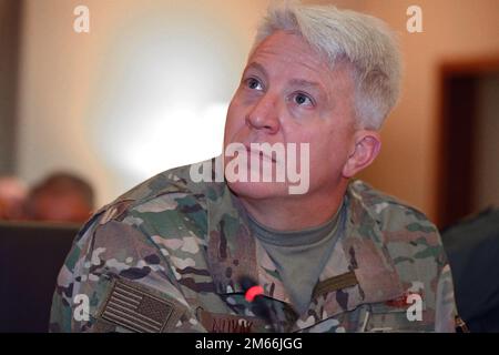 Generalmajor Erich C. Novak, Mobilisierungsassistent des Kommandanten der Pacific Air Forces, hört sich eine Besprechung während einer Frühjahrskonferenz der Kommandochefs und Ehepartner auf der Joint Base Pearl Harbor-Hickam, Hawaii, am 7. April 2022 an. Während der Konferenz nahmen hochrangige Führungskräfte und Ehepartner der PACAF an verschiedenen Diskussionen über die Fähigkeiten ihrer Organisationen Teil, die Priorität der Luftwaffe „zu beschleunigen, zu ändern oder zu verlieren“ zu unterstützen. Stockfoto