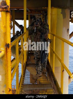 Ein Mitglied der Philippine Navy Special Operations Group führt bei der Übung Balikatan 22 vor der Küste von Palawan, Philippinen, am 7. April 2022 zusammen maritime Sicherheitsoperationen durch. Balikatan ist eine jährliche Übung zwischen den Streitkräften der Philippinen und dem US-Militär, die darauf ausgerichtet ist, bilaterale Interoperabilität, Fähigkeiten, Vertrauen und Zusammenarbeit zu stärken, die auf jahrzehntelangen gemeinsamen Erfahrungen aufgebaut wurden. Balikatan, Tagalog für „von der Schulter zur Schulter“ ist eine langjährige bilaterale Übung zwischen den Philippinen und den Vereinigten Staaten, die die tief verwurzelte Partnerschaft zwischen beiden Ländern unterstreicht Stockfoto