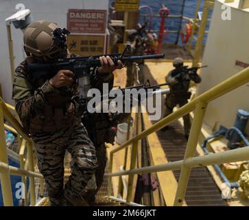 Ein Mitglied der Philippine Navy Special Operations Group, US Navy SEAL with Special Warfare Group, und ein australischer Operator mit 2. Commando Regiment führen während der Übung Balikatan 22 vor der Küste von Palawan, Philippinen, 7. April 2022 maritime Sicherheitsoperationen durch. Balikatan ist eine jährliche Übung zwischen den Streitkräften der Philippinen und dem US-Militär, die darauf ausgerichtet ist, bilaterale Interoperabilität, Fähigkeiten, Vertrauen und Zusammenarbeit zu stärken, die auf jahrzehntelangen gemeinsamen Erfahrungen aufgebaut wurden. Balikatan, Tagalog für „von Schulter zu Schulter“ ist eine langjährige bilaterale Übung zwischen den Philipp Stockfoto
