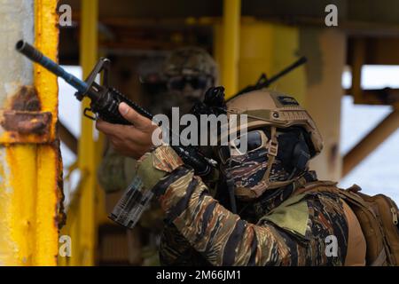 Ein Mitglied der Philippine Navy Special Operations Group führt bei der Übung Balikatan 22 vor der Küste von Palawan, Philippinen, am 7. April 2022 zusammen maritime Sicherheitsoperationen durch. Balikatan ist eine jährliche Übung zwischen den Streitkräften der Philippinen und dem US-Militär, die darauf ausgerichtet ist, bilaterale Interoperabilität, Fähigkeiten, Vertrauen und Zusammenarbeit zu stärken, die auf jahrzehntelangen gemeinsamen Erfahrungen aufgebaut wurden. Balikatan, Tagalog für „von der Schulter zur Schulter“ ist eine langjährige bilaterale Übung zwischen den Philippinen und den Vereinigten Staaten, die die tief verwurzelte Partnerschaft zwischen beiden Ländern unterstreicht Stockfoto