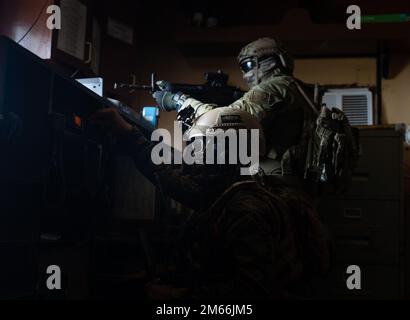 Ein Mitglied der philippinischen Navy Special Operations Group und ein australischer Betreiber mit 2. Commando Regiment führen während der Übung Balikatan 22 vor der Küste von Palawan, Philippinen, zusammen Seesicherheitsoperationen durch, 7. April 2022. Balikatan ist eine jährliche Übung zwischen den Streitkräften der Philippinen und dem US-Militär, die darauf ausgerichtet ist, bilaterale Interoperabilität, Fähigkeiten, Vertrauen und Zusammenarbeit zu stärken, die auf jahrzehntelangen gemeinsamen Erfahrungen aufgebaut wurden. Balikatan, Tagalog für „von der Schulter zur Schulter“ ist eine langjährige bilaterale Übung zwischen den Philippinen und den Vereinigten Staaten Stockfoto