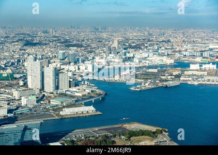 Yokohama, Japan - 12.09.2022 Uhr: Blick auf die Bucht von Yokohama vom Observatorium des Yokohama Landmark Tower an einem schönen sonnigen Wintertag Stockfoto