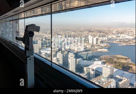 Yokohama, Japan - 12.09.2022 Uhr: Blick auf die Bucht von Yokohama vom Observatorium des Yokohama Landmark Tower an einem schönen sonnigen Wintertag Stockfoto