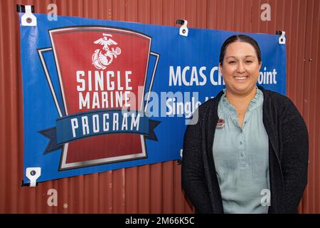 Vanessa Golden steht vor ihrem Büro neben dem Banner des Single Marine Program auf der Marine Corps Air Station (MCAS) Cherry Point, North Carolina, 7. April 2022. Die Hauptaufgabe und der Schwerpunkt der SMP besteht darin, die Lebensqualität zu verbessern und die Moral und das Wohlbefinden aller allein und unbegleiteten Mitglieder des Dienstes, die am MCAS Cherry Point stationiert sind, zu verbessern. Stockfoto