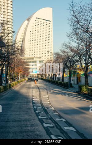 Yokohama, Japan - 12.09.2022: Vertikale Aufnahme des InterContinental Yokohama Grand, eines IHG-Hotels, in der goldenen Stunde, mit der Straße davor Stockfoto