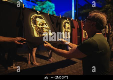 Santos, Brasilien. 02. Januar 2023. SP - Santos - 01/02/2023 - PELE, VELORIO - Fans werden gesehen, wie sie Pele-T-Shirts in der Schlange für Peles Totenwache im Stadion Vila Belmiro an diesem Montag (2 Uhr) kaufen. Pele starb am 29. Dezember an Multiorganversagen, nachdem sie etwa einen Monat im Krankenhaus Albert Einstein in Sao Paulo stationiert war. Pele gilt als der größte Fußballspieler aller Zeiten und spielte fast 20 Jahre lang für Santos und gewann drei Weltmeisterschaften mit der brasilianischen Nationalmannschaft. Foto: Ettore Chiereguini/AGIF/Sipa USA Guthaben: SIPA USA/Alamy Live News Stockfoto