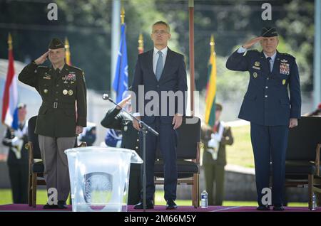 SHAPE, Belgien – SHAPE veranstaltet eine Zeremonie zum Kommandowechsel, bei der der neue Oberste Alliierte Kommandant Europa (SACEUR) General Christopher Cavoli das Kommando von SACEUR General Tod D. Wolters übernimmt. Während der Zeremonie wurde General Cavoli zum 20. SACEUR in einer Zeremonie unter dem Vorsitz von NATO-Generalsekretär Jens Stoltenberg. (NATO-Foto von NIC Edouard Bocquet) Stockfoto