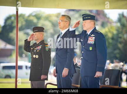 SHAPE, Belgien – SHAPE veranstaltet eine Zeremonie zum Kommandowechsel, bei der der neue Oberste Alliierte Kommandant Europa (SACEUR) General Christopher Cavoli das Kommando von SACEUR General Tod D. Wolters übernimmt. Während der Zeremonie wurde General Cavoli zum 20. SACEUR in einer Zeremonie unter dem Vorsitz von NATO-Generalsekretär Jens Stoltenberg. (NATO-Foto von Adj. Geburtsdatum: 21.10.1956 Stockfoto