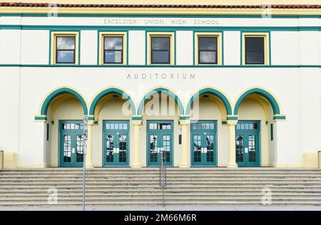 NORWALK, KALIFORNIEN - 28. DEZ. 2022: Auftakt des Auditoriums an der Excelsior High School, ursprünglich Excelsior Union High School genannt, wurde 190 gegründet Stockfoto