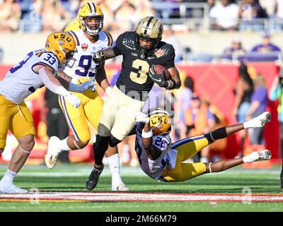 Orlando, Florida, USA. 2. Januar 2023: LSU Tigers Safety Major Burns (28) versucht, Purdue Boilermakers Wide Receiver Tyrone Tracy (3) während der 2. Hälfte des Cheez-IT Citrus Bowl zwischen LSU Tigers und Purdue Boilermakers zu bekämpfen. LSU besiegte Purdue 63-7 im Camping World Stadium in Orlando, FL. Romeo T Guzman/CSM Kredit: CAL Sport Media/Alamy Live News Stockfoto