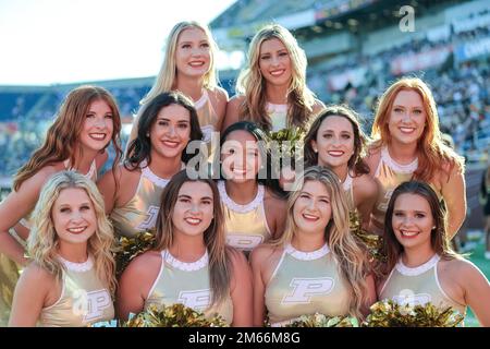 Orlando, Florida, USA. 2. Januar 2023: Purdue Cheerleaders posieren beim NCAA Cheez-IT Citrus Bowl-Spiel 2023 zwischen der LSU Fighting Tigers und den Purdue Boilermakers im Camping World Stadium in Orlando, Florida, am 2. Januar 2023. (Kreditbild: © Cory Knowlton/ZUMA Press Wire) Kredit: ZUMA Press, Inc./Alamy Live News Stockfoto