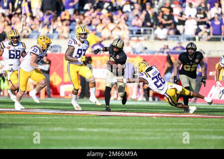 Orlando, Florida, USA. 2. Januar 2023: LSU Tigers Safety Major Burns (28) versucht während der 2. Hälfte des Cheez-IT Citrus Bowl zwischen LSU Tigers und Purdue Boilermakers gegen den Wide Receiver Curtis Deville Jr. (6) von Purdue Boilermakers zu kämpfen. LSU besiegte Purdue 63-7 im Camping World Stadium in Orlando, FL. Romeo T Guzman/CSM Kredit: CAL Sport Media/Alamy Live News Stockfoto