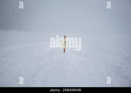 Ein kleines Schild weist auf einen Langlaufpfad am Lake Louise im Banff National Park hin. Alberta, Kanada. Stockfoto