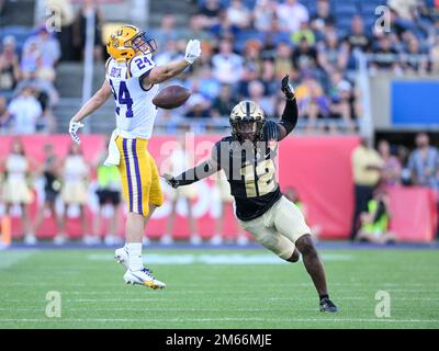Orlando, Florida, USA. 2. Januar 2023: LSU Tigers Wide Receiver Landon Ibieta (24) ist nicht in der Lage, einen Pass zu transportieren, während er von Purdue Boilermakers Safety Jah'von Grigsby (12) während der 2. Hälfte des Cheez-IT Citrus Bowl zwischen LSU Tigers und Purdue Boilermakers verteidigt wird. LSU besiegte Purdue 63-7 im Camping World Stadium in Orlando, FL. Romeo T Guzman/CSM Kredit: CAL Sport Media/Alamy Live News Stockfoto