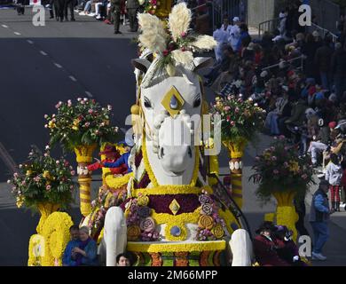 Pasadena, Usa. 02. Januar 2023. Rotary's „Serving with Imagination and Hope“, Gewinner des Princess Award, fährt während des 134. Jährlichen Tournament of Roses Parade, das am Montag, den 2. Januar 2023 in Pasadena, Kalifornien stattfindet, den Colorado Boulevard hinunter. Foto: Jim Ruymen/UPI. Kredit: UPI/Alamy Live News Stockfoto