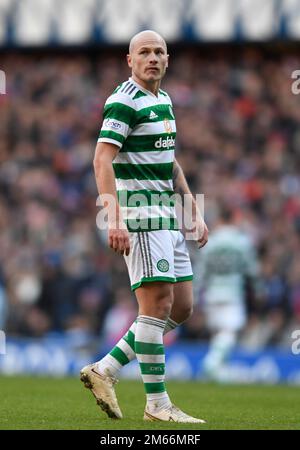 Glasgow, Großbritannien. 2. Januar 2023. Aaron Mooy von Celtic während des Meisterschaftsspiels im Ibrox Stadium, Glasgow. Der Bildausdruck sollte lauten: Neil Hanna/Sportimage Credit: Sportimage/Alamy Live News Stockfoto