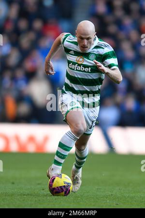 Glasgow, Großbritannien. 2. Januar 2023. Aaron Mooy von Celtic während des Meisterschaftsspiels im Ibrox Stadium, Glasgow. Der Bildausdruck sollte lauten: Neil Hanna/Sportimage Credit: Sportimage/Alamy Live News Stockfoto