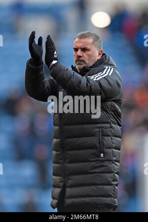 Glasgow, Großbritannien. 2. Januar 2023. Celtic Manager Ange Postecoglou grüßt die Auswärtsfans nach dem Spiel der Premiership im Ibrox Stadium in Glasgow. Der Bildausdruck sollte lauten: Neil Hanna/Sportimage Credit: Sportimage/Alamy Live News Stockfoto