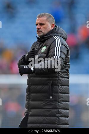 Glasgow, Großbritannien. 2. Januar 2023. Celtic Manager Ange Postecoglou grüßt die Auswärtsfans nach dem Spiel der Premiership im Ibrox Stadium in Glasgow. Der Bildausdruck sollte lauten: Neil Hanna/Sportimage Credit: Sportimage/Alamy Live News Stockfoto