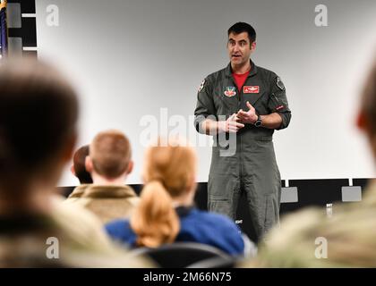 Oberst Andrew 'Bishop' Jacob, Pilot der 131. Kampfgeschwader, spricht mit Kadetten des Yale Air Force Reserve Reserve Officer Training Corps, während sie am 8. April 2022 den 104. Kampfflügel auf der Barnes Air National Guard Base, Massachusetts besichtigen. Die Tour ermöglichte eine engere Beziehung zwischen dem AFROTC-Programm und den Mitgliedern der Basis und gab den Kadetten gleichzeitig die Gelegenheit, mehr über die Air National Guard zu erfahren. Stockfoto