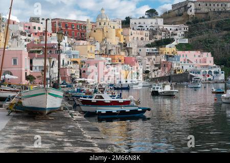 Procida ist eine der Flegrean-Inseln vor der Küste von Neapel in Süditalien. Die Insel liegt zwischen Cape Miseno und der Insel Ischia Stockfoto