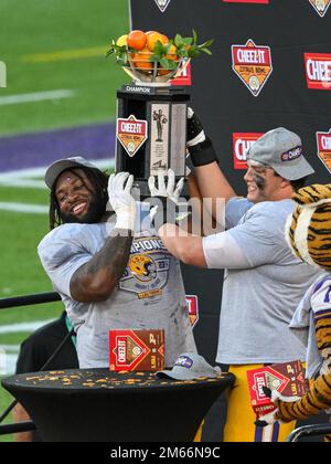 Orlando, Florida, USA. 2. Januar 2023: Zwei LSU Tigers heben die Cheez-IT Trophäe nach 2. halber Cheez-IT Citrus Bowl zwischen LSU Tigers und Purdue Boilermakers an. LSU besiegte Purdue 63-7 im Camping World Stadium in Orlando, FL. Romeo T Guzman/CSM Kredit: CAL Sport Media/Alamy Live News Stockfoto