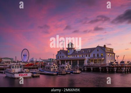 Chicago Marine Safety Station am Lake Michigan bei Sonnenaufgang. Stockfoto